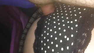 मोठ्या स्तनांसह सुंदर किशोरवयीन देवदूत मालिश घेते आणि ब्लोजॉब देते