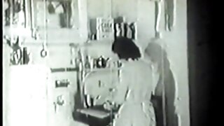 बिघडलेली रेडहेड मुलगी तलावात उत्कट तोंडी सेक्स करते