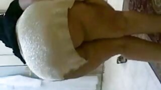 मोहक जपानी बाळ रे सेरिझावा डिक शोषत असताना मागून धक्के देत आहे