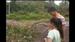 मंत्रमुग्ध करणारी गडद डोके स्लट व्हॅलेरी समर कडक कोंबडा उडवतो आणि मागून जोरात चोकतो