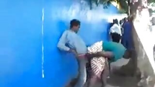इओनाने तिचे गाढव विविध डिल्डोने पसरवले आहे