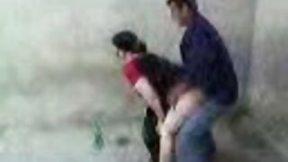 अवा तिची मस्त बुटी आणि मादक लहान पॅंटी दाखवते