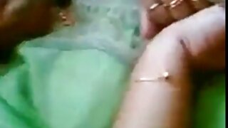 सेक्स अपील शीला काचेच्या टेबलावर दोन गुरगुरलेल्या मित्रांना सर्व्ह करते