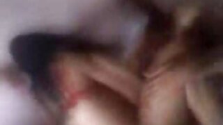 अँजेलिक बेब झारा बेडवर व्हायबेटर वापरून हस्तमैथुन करते