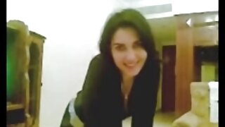 पीच बी-कप मिया मूनची छेडछाड करणारी स्लिम मुलगी