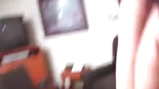 खडबडीत श्यामला अलिझ मोठ्या खेळण्याने हस्तमैथुन करते