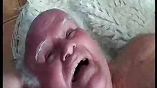 तापट milf स्लट फ्रान्सिस्का ले किचनमध्ये उग्रपणे fucks