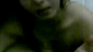 ती मजेदार चेहरे करते आणि आनंदी गोर्‍या माणसाला डोके देते