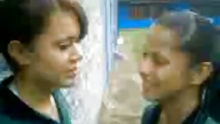 लवचिक सोनेरी बेब तिच्या जबरदस्त शरीराचे प्रात्यक्षिक करते