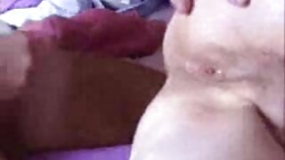 कचराकुंडी क्लबमध्ये नग्न पोज देत आहे