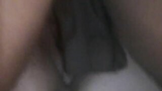 Buxom श्यामला Marille एक dildo सह तिची मांजर fucks