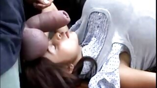 फिकट कातडीची वेंच तिचे डोके गळ्यात घालून कडक डिक शोषत आहे